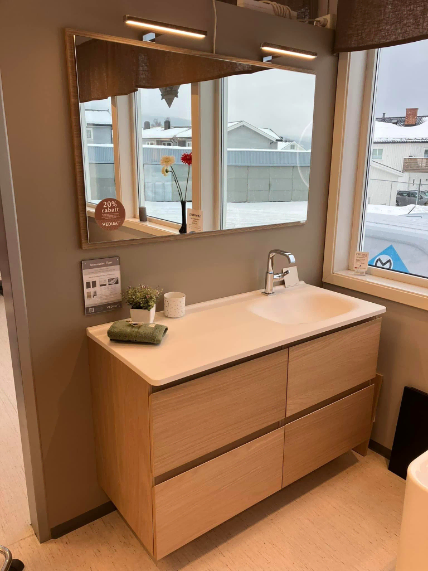 Utstilt baderomsinnredning i butikken til Knut Malmberg AS