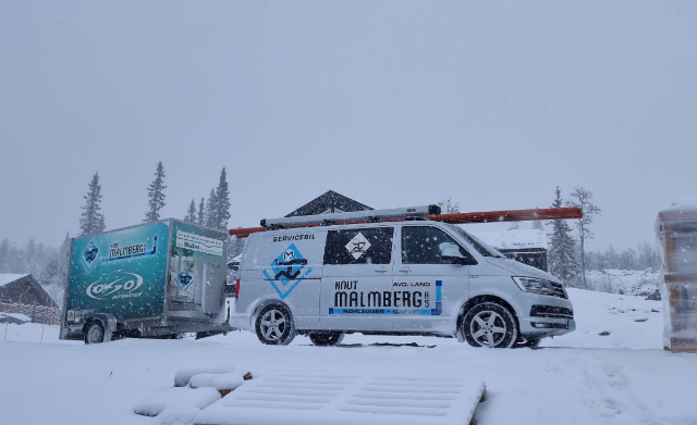 Arbeidsbilen til Knut Malmberg i snøkav